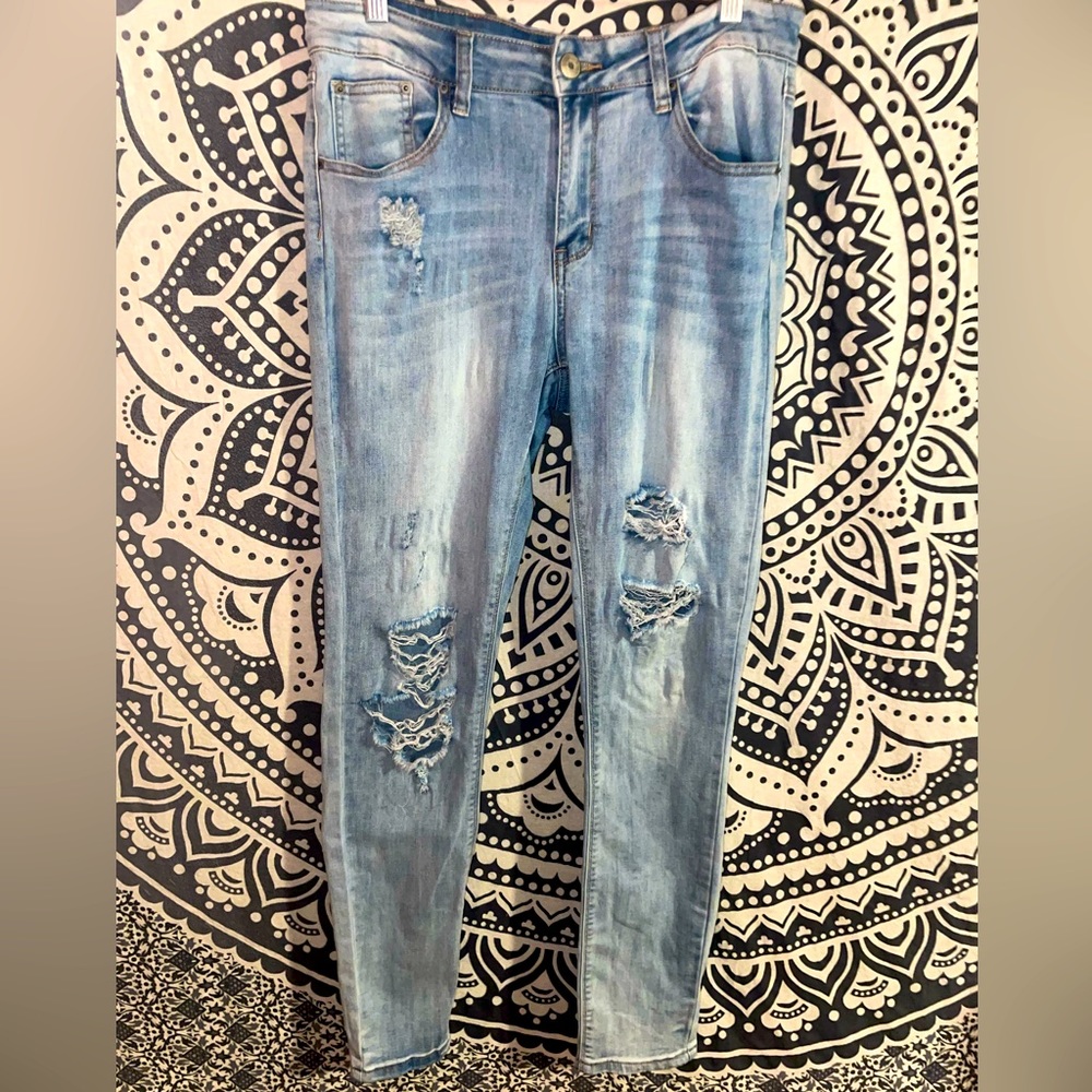 RUE21 light wash ripped jeggings